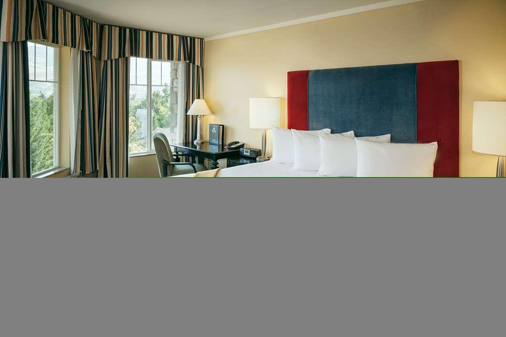 Plaza Inn & Suites At Ashland Creek Room photo
