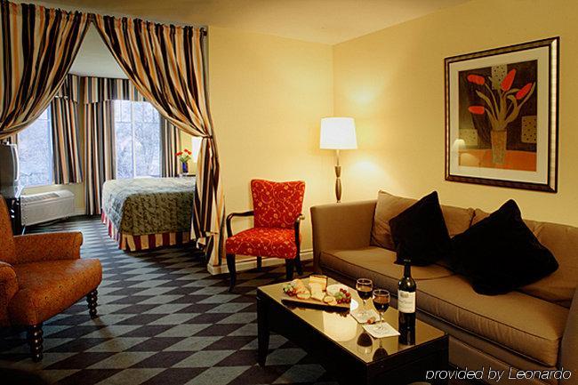 Plaza Inn & Suites At Ashland Creek Room photo