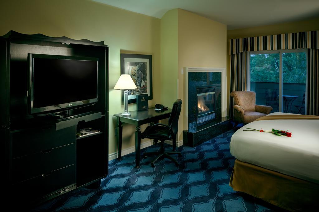 Plaza Inn & Suites At Ashland Creek Exterior photo