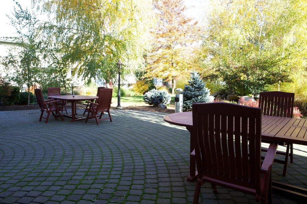 Plaza Inn & Suites At Ashland Creek Exterior photo