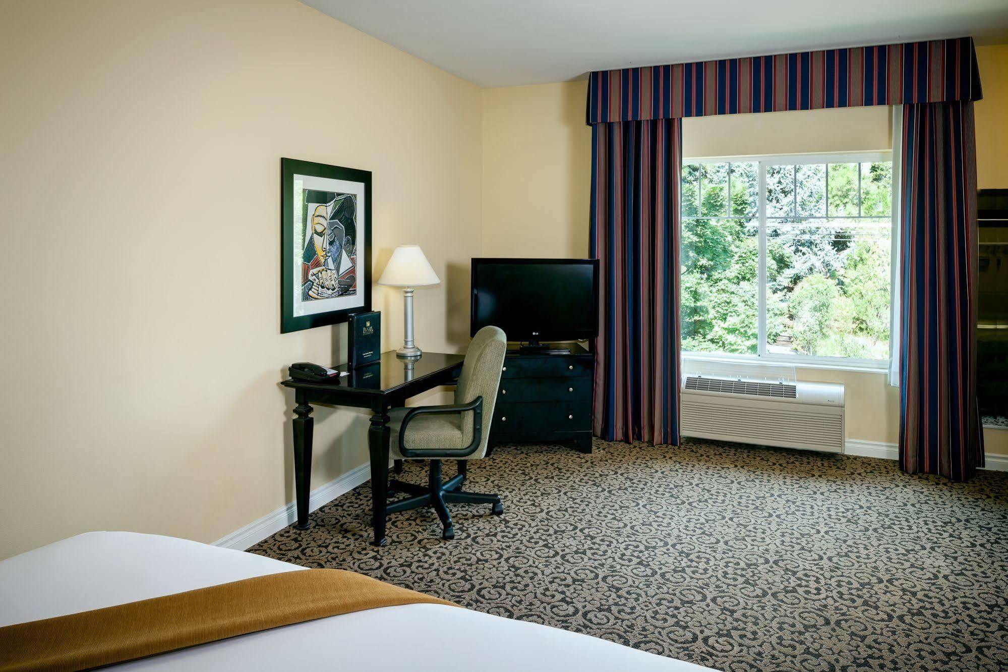 Plaza Inn & Suites At Ashland Creek Exterior photo