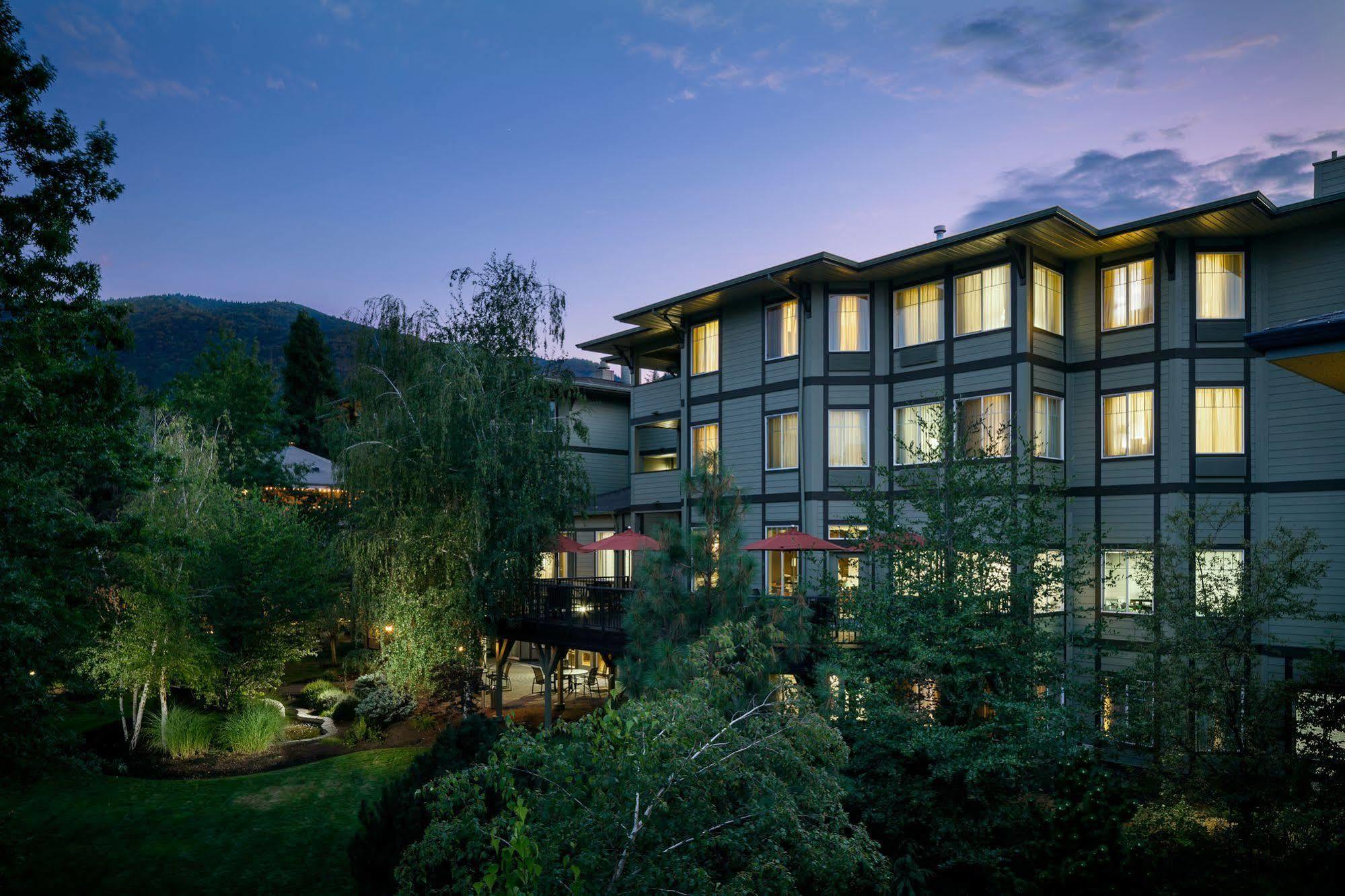 Plaza Inn & Suites At Ashland Creek Exterior photo